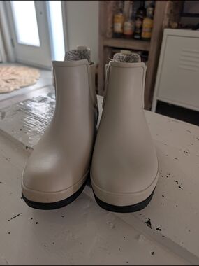 Bogs Women's Taupe/Cream Waterproof Chelsea Booties